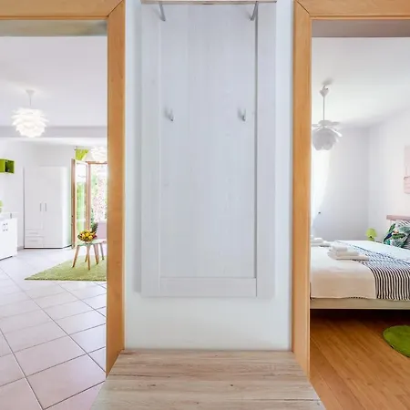 Downtown Dorian And Nadia *